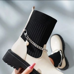Minimalist chain decor slip on boots